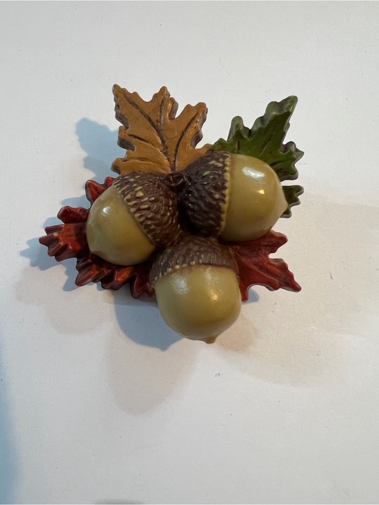 Hallmark Jewelry - Hallmark Cards Inc. Vintage Acorn & Fall Leaves Brooch